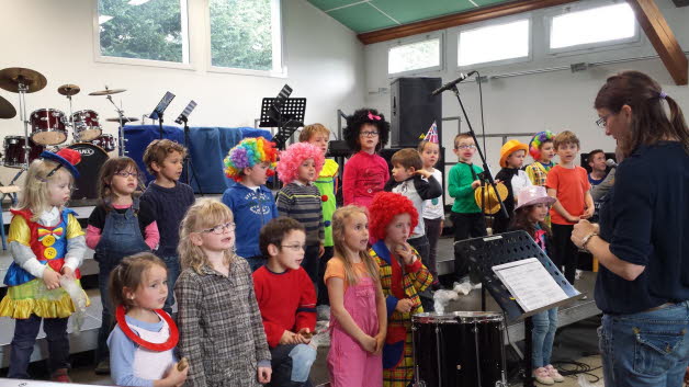 Les enfants deguises en clown ont interprete des chansons en lien avec le cirque photo christine liogier
