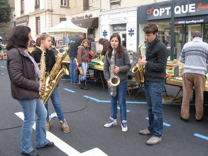 les-saxophonistes-du-centre-musical-ont-egaye-la-matinee-hier-photo-norbert-epalle.jpg